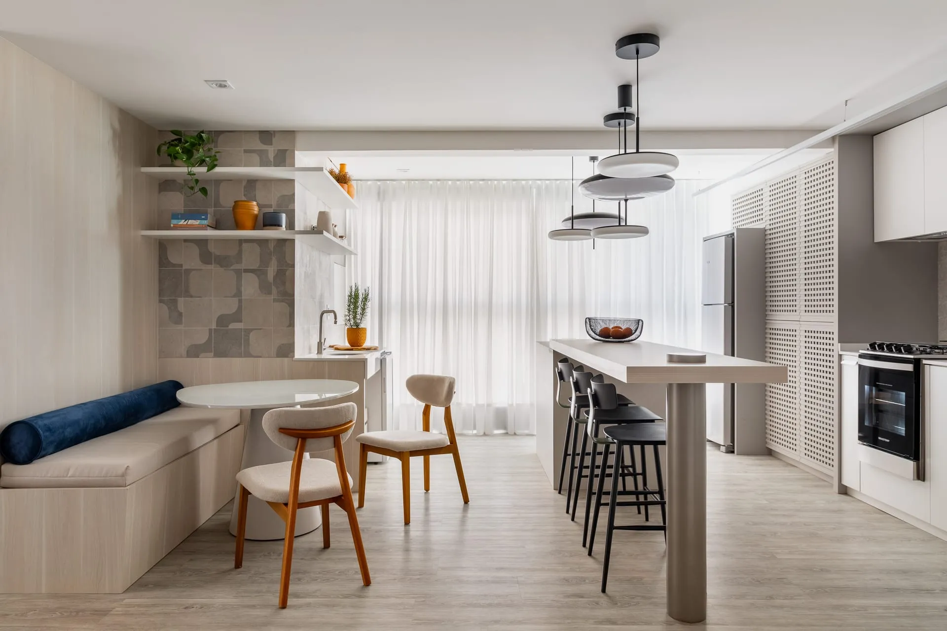 Apto 403, área social com sala de jantar e cozinha integradas, COBR Arquitetura, Barra Velha SC